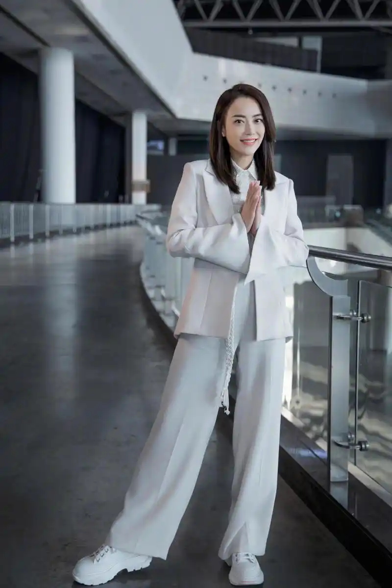 霍汶希不愧是最美经纪人穿白西装干练利落气质比明星还好