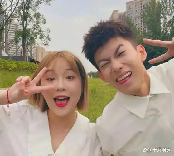 爱情的终章:高泽宇向丸子求婚,网友纷纷送上祝福