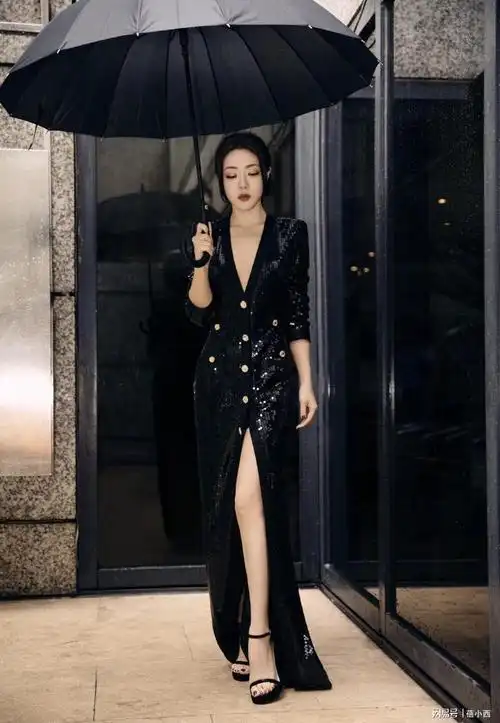 张梓琳不愧是超模穿深v领亮片裙高调亮相这身材不服不行