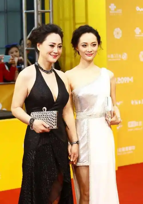 大宋佳一点不低调,穿"挂脖裙"秀出丰腴美,真是不给女儿留余地_风格