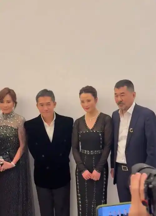 陈建斌蒋勤勤同框,影帝影后气场真强,中间两位出挑_亮片_显得_身材