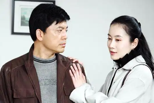 剧照新浪娱乐讯 著名编剧于漫洋继与高满堂联手创作热播连续剧《错爱