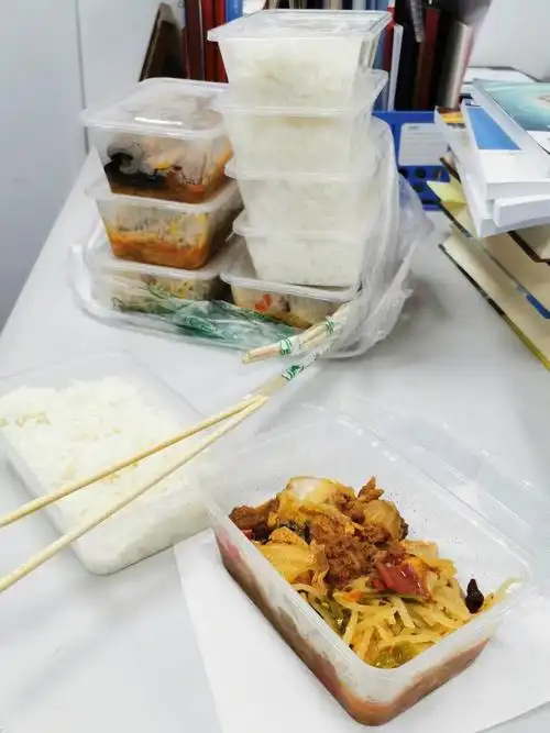 各部门派一个人将配好的盒饭领回后在各自的办公室吃