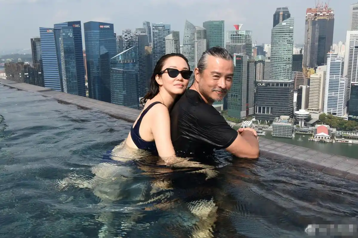 40岁钟嘉欣和老公游马尔代夫,相差13岁似父女引发热议 早前,40岁的