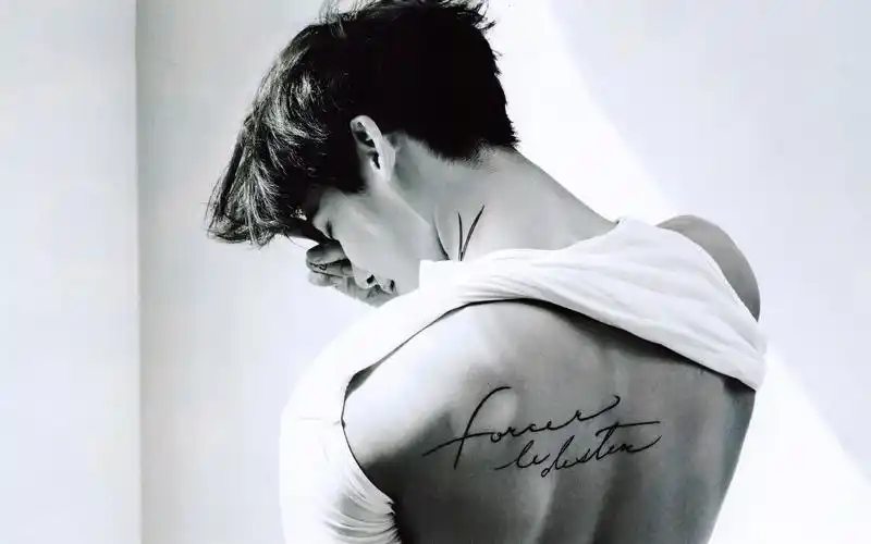 李钟硕帅哥明星win8宽屏电脑桌面壁纸高清大图预览1920x1200_日韩明星