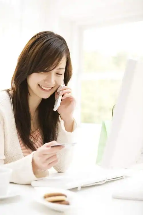 东方人,一个人,坐,打电话,竖图,室内,白天,侧面,显示器,桌子,电话