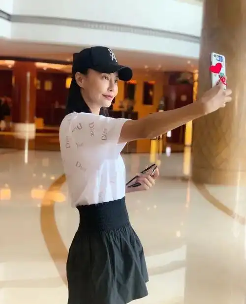 43岁马雅舒素颜好清纯但穿的太穷酸t恤搭条廉价阔腿裤