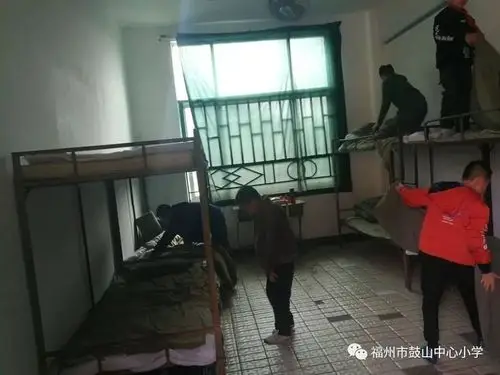 来到基地,队员们没有休息,在教官带领下,分配宿舍,放置行李,整理内务