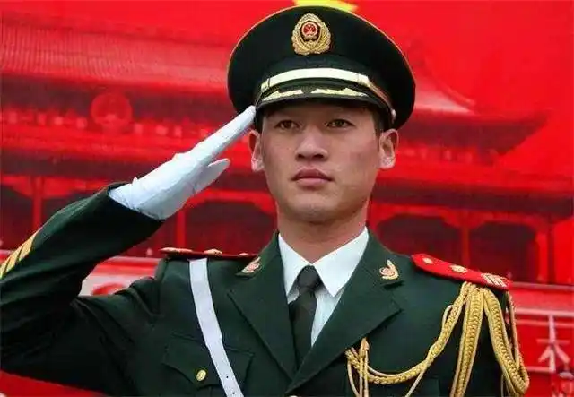 原创中国第一升旗手高红甫退伍后婉拒百万年薪原因令人感动