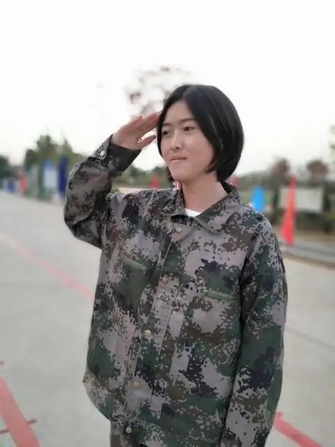 我是一个兵女生敬礼照一