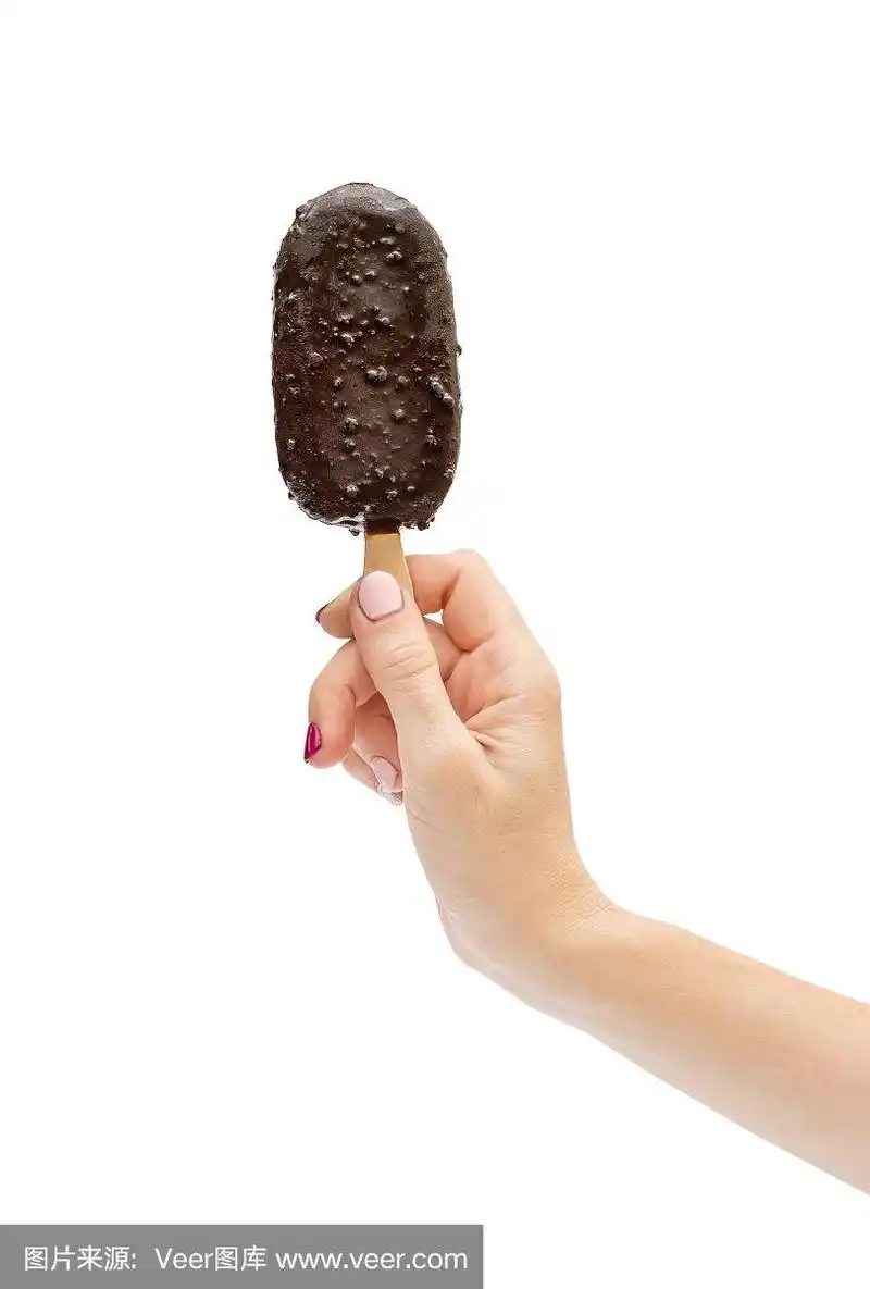 女人的手拿着冰淇淋棒.孤立在白色的.