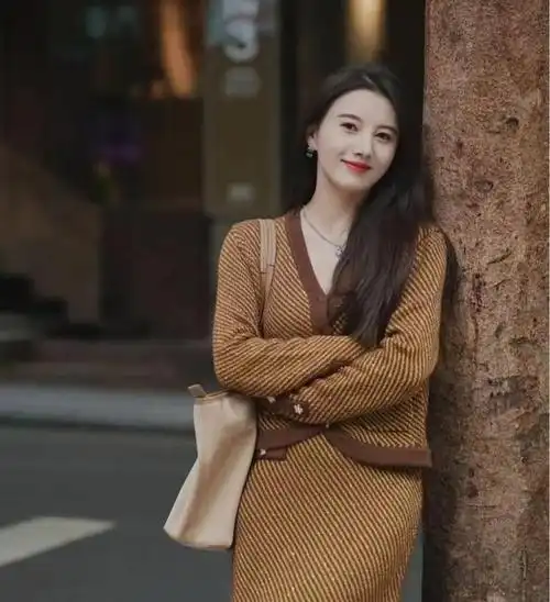 气质女性秋季穿搭示范:简约大方,品味与格调兼具