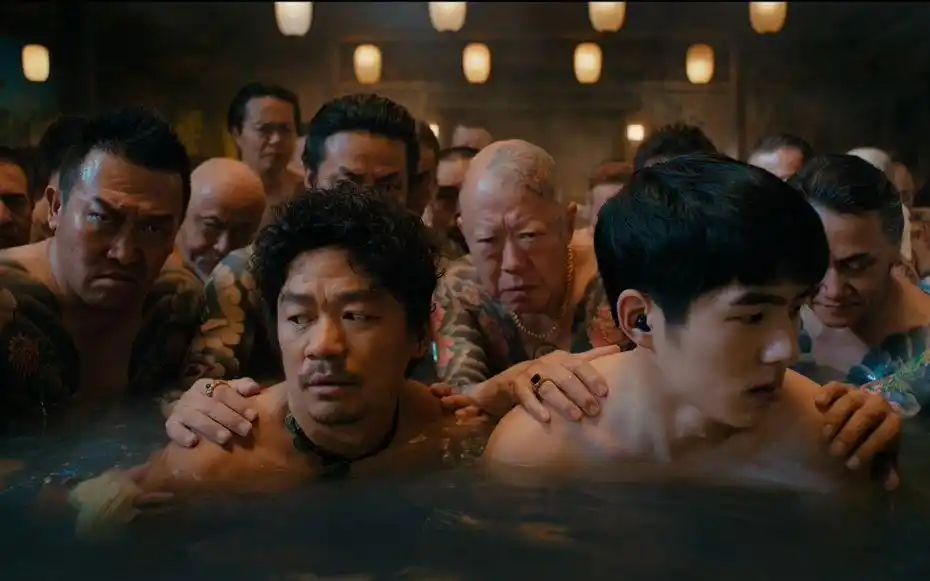 温泉戏  大汉文身全手工描绘《唐探3》特意在涩谷的街头安排了一场