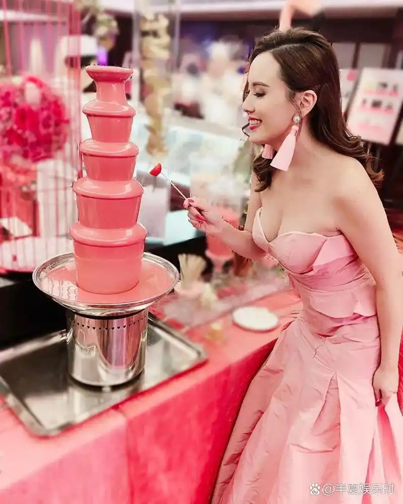 42岁的杨洛婷曾是2003年的港姐亚军,但她在无线的发展平平,努力工作