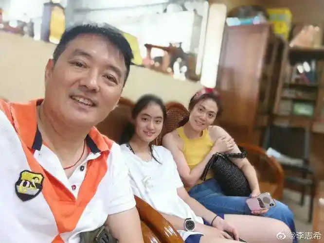 和老婆结婚18年恩爱如初,如今两女一儿成赢家_李志希_纪佩伶_李志奇