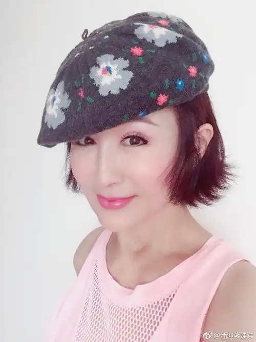 69岁潘迎紫近照曝光,皮肤紧致托腮卖萌,少女气十足