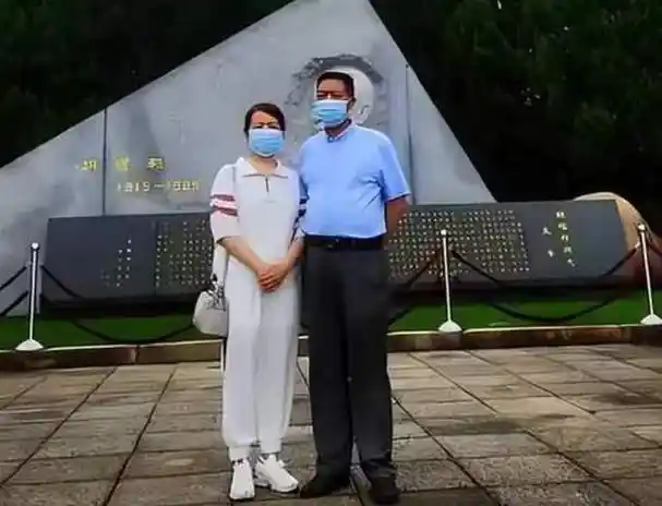 民心所向李圣律师开直播被频刷华子礼物被夸赞睿智又有才华