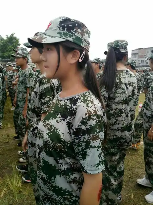 在军训中受伤的女生,她在诠释"什么是轻伤不下训练场".