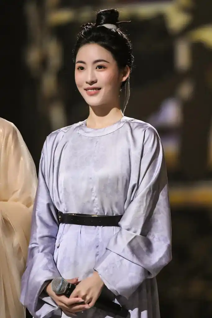 孙芮《美好年华研习社》古装造型写真 秀霓裳羽衣舞展窈窕腰肢