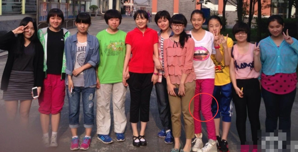 关晓彤中学是公认的校花?看到她和同学的合照就明白,活该被人喜