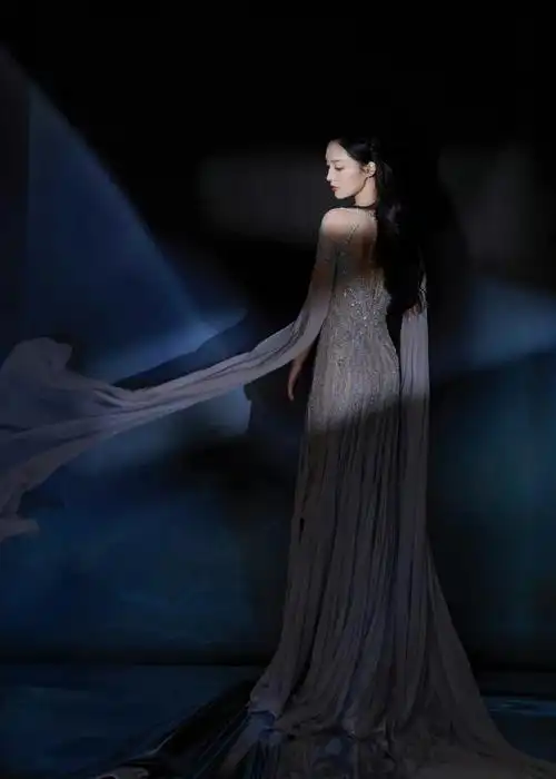 如梦似幻,波光粼粼,好像来自深海的公主,每一帧都唯美动人#李沁盛典