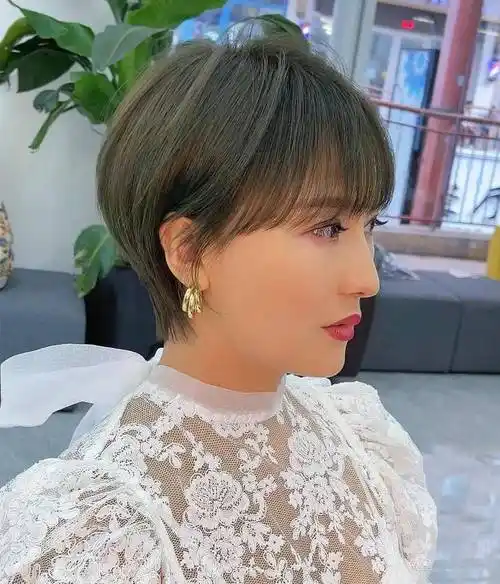 50岁女人的发型"宜短不宜长",不信看这10款短发,洋气又显年轻_头发