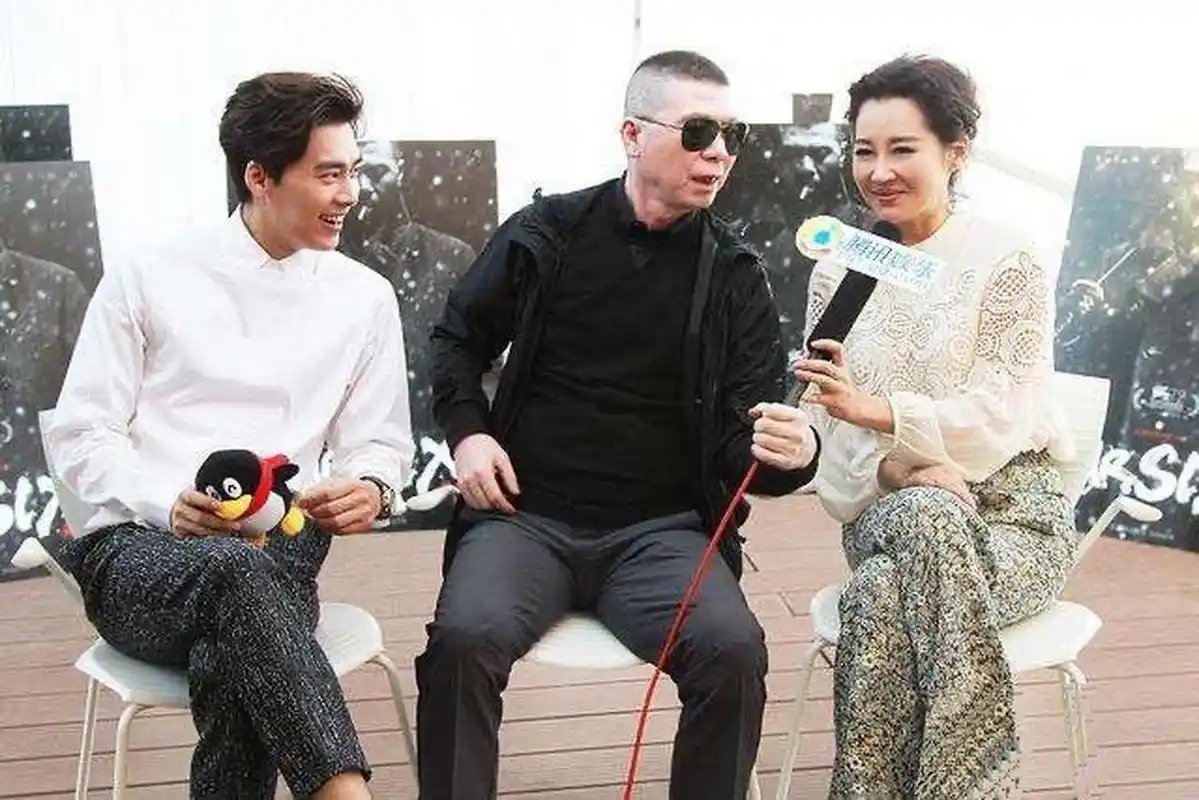 许晴与冯小刚同框,穿"拖地裤"藏 10cm恨天高