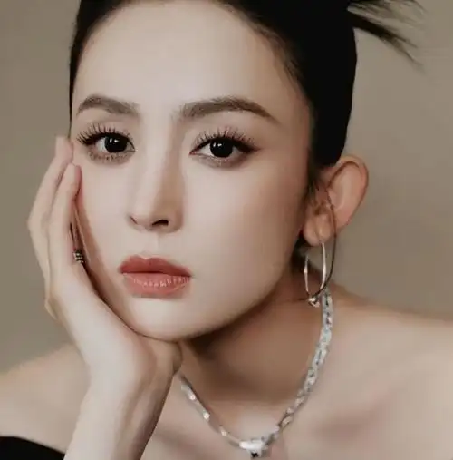 古力娜扎新恋情疑曝光两人疑已同居小鲜肉男友爱秀床照