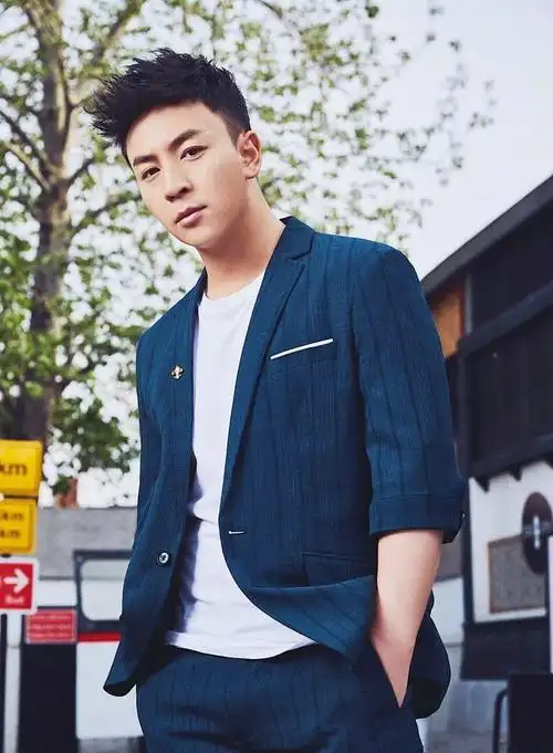 身高174的释小龙在男生中并不算是个高个子,而且从小的小不点形象让人