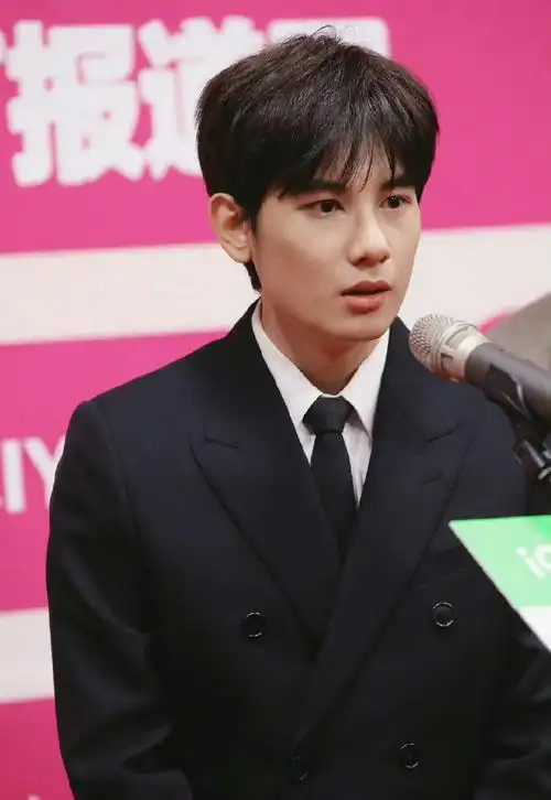 胡先煦 发腮##北京电影节男明星怼脸图##胡先煦回应发腮