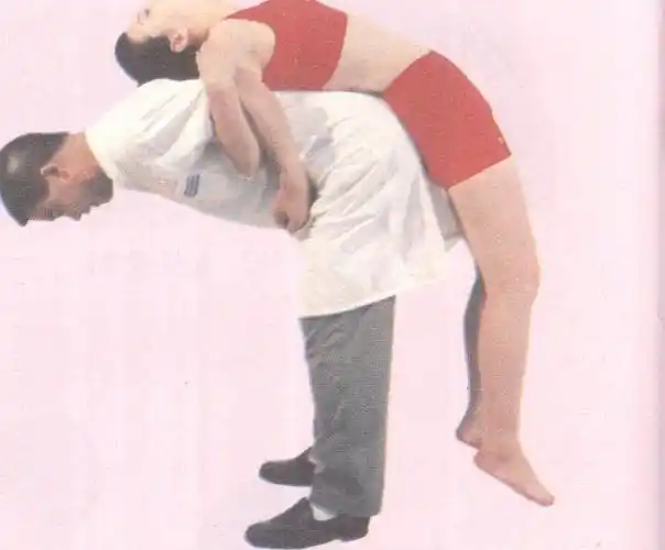 此时患者头应后仰,紧靠住术者背部.