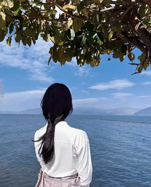 "气质美人"的刘诗诗并未正式晒自己的正面照,而是分享了自己的背影,身