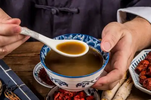 一碗煎制好的中药 中药