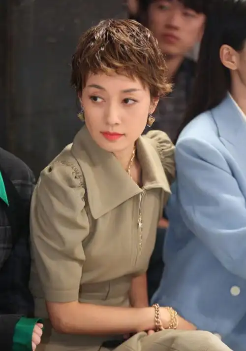 马伊琍真的40岁短发造型搭配连衣裙不光干练优雅知性还减龄