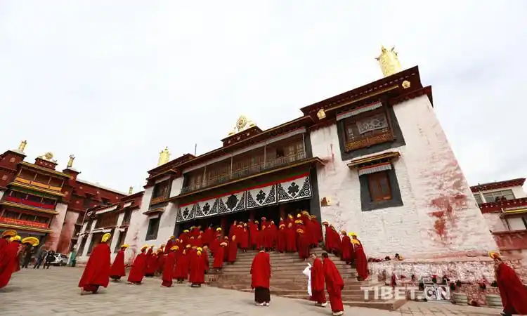 强巴林寺位于昌都市,是西藏东部最大的藏传佛教格鲁派寺庙.