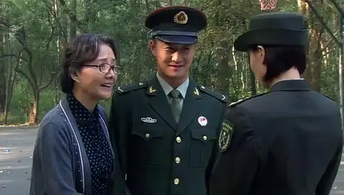 美女军官来找何晨光,奶奶很高兴!这下孙媳妇有着落了!