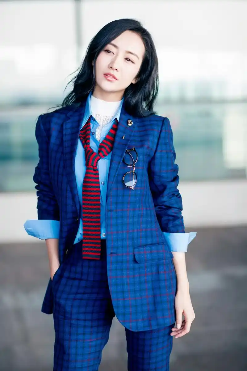 王鸥晒出美照,双手托腮笑容十分甜美