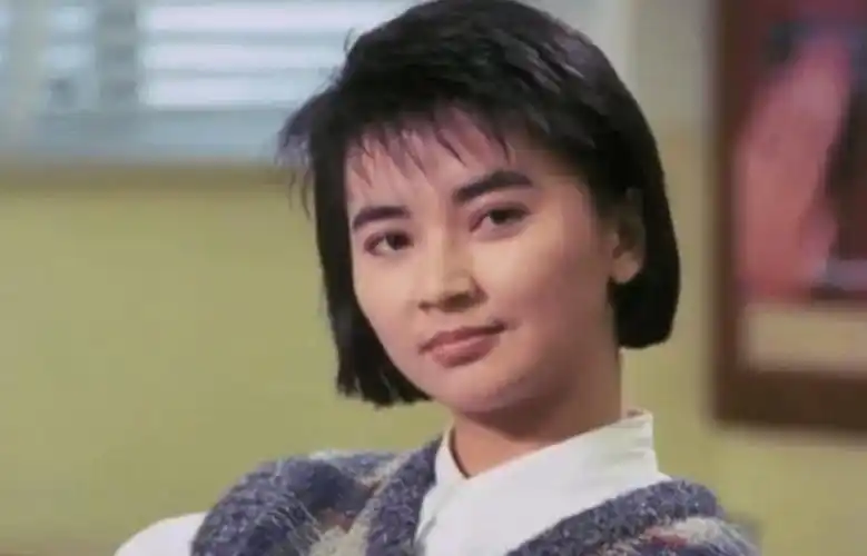 63岁胡慧中街头做公益,素颜露面皮肤状态好,曾卖家产救入狱丈夫_口罩