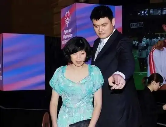 姚明家人现况43岁老婆身材苗条气质十足14岁女儿身高超1米9