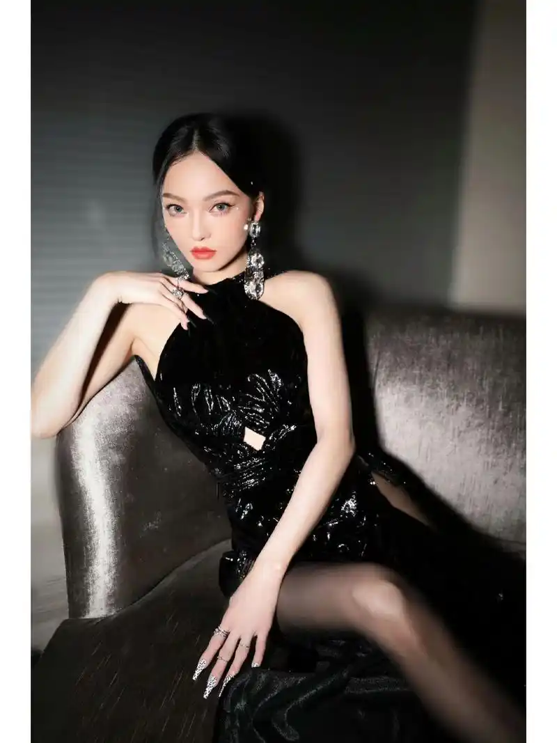 张韶涵少见的穿黑色丝袜,太魅惑了  作为神仙打架的21世纪 第一个十年