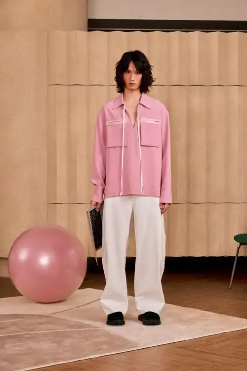 丁程鑫 in staffonly 23ss 粉色条纹双口袋polo衫录制综艺《你好星期