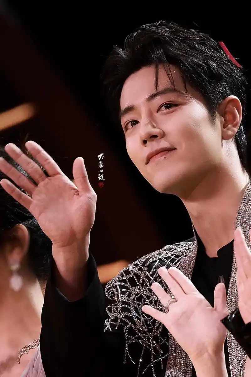 肖战最后大合影时一直看着红海,很开心的挥手打招呼!