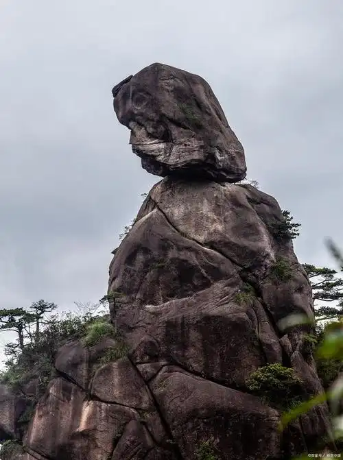在飞来峰景区,自然,文化与宗教三种元素交织在一起,为游客呈现出别