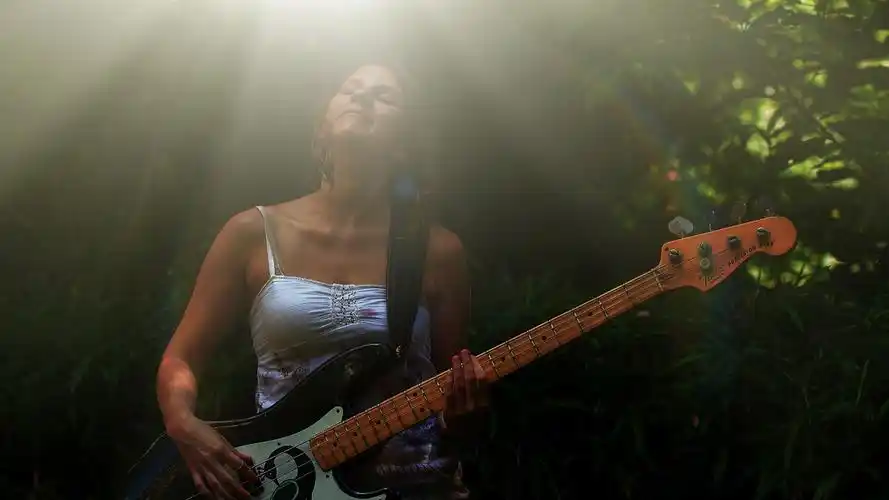 女人弹吉他,光线 iphone 壁纸