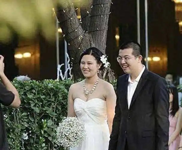 2004年徐静蕾官宣恋情,男主角却不是王朔,王赴美挽回前妻被拒绝