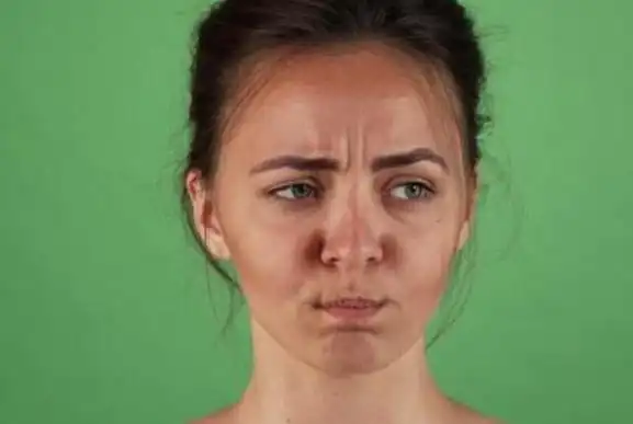 女人四十岁后长悬针纹:对生活不够满意对儿女丈夫影响较大