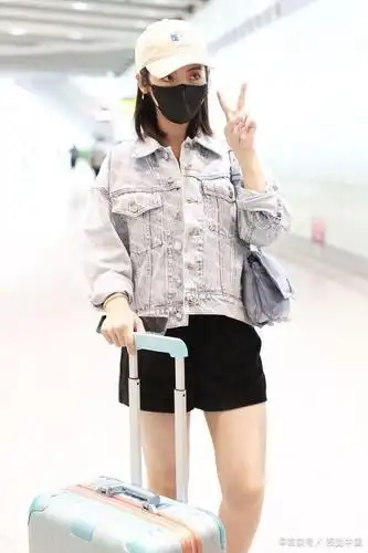 刑菲与粉丝挥手比v互动超暖心牛仔外套配短裤秀美腿清爽时髦