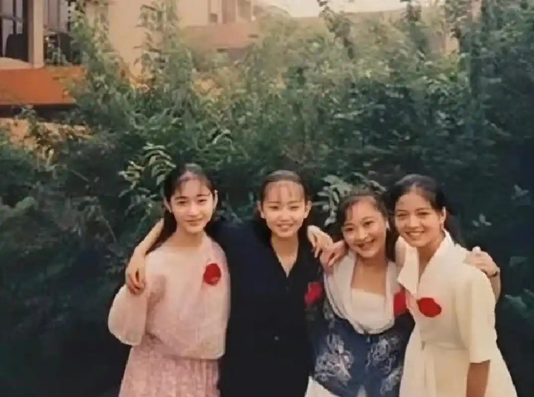 李小冉小时候真的是一个美丽的小女孩 李小冉小时候真的是一个美丽的