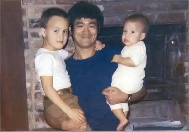 后来她还为李小龙生下了儿子李国豪,4年之后又生下女儿李香凝.