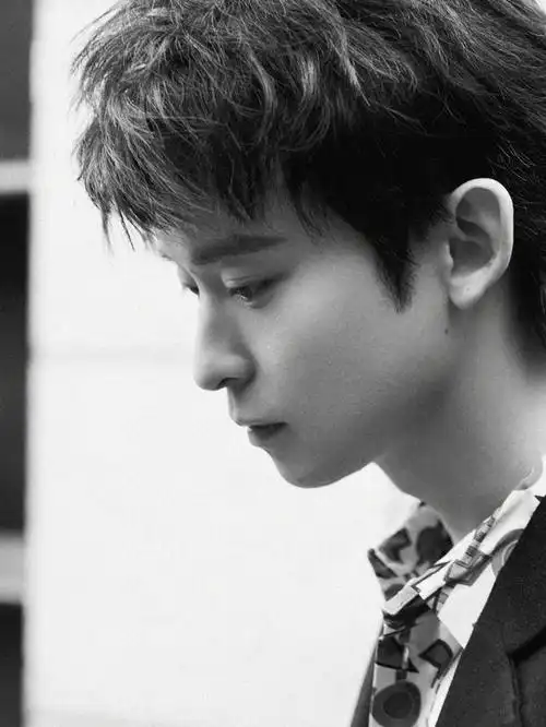 董子健今天罕见地晒出了自己的侧颜帅照,董子健是那种很清秀的长相,很